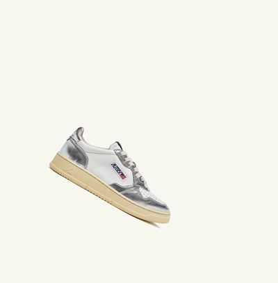 Women's Autry Medalist Low Trainers White Silver | 619203XVE