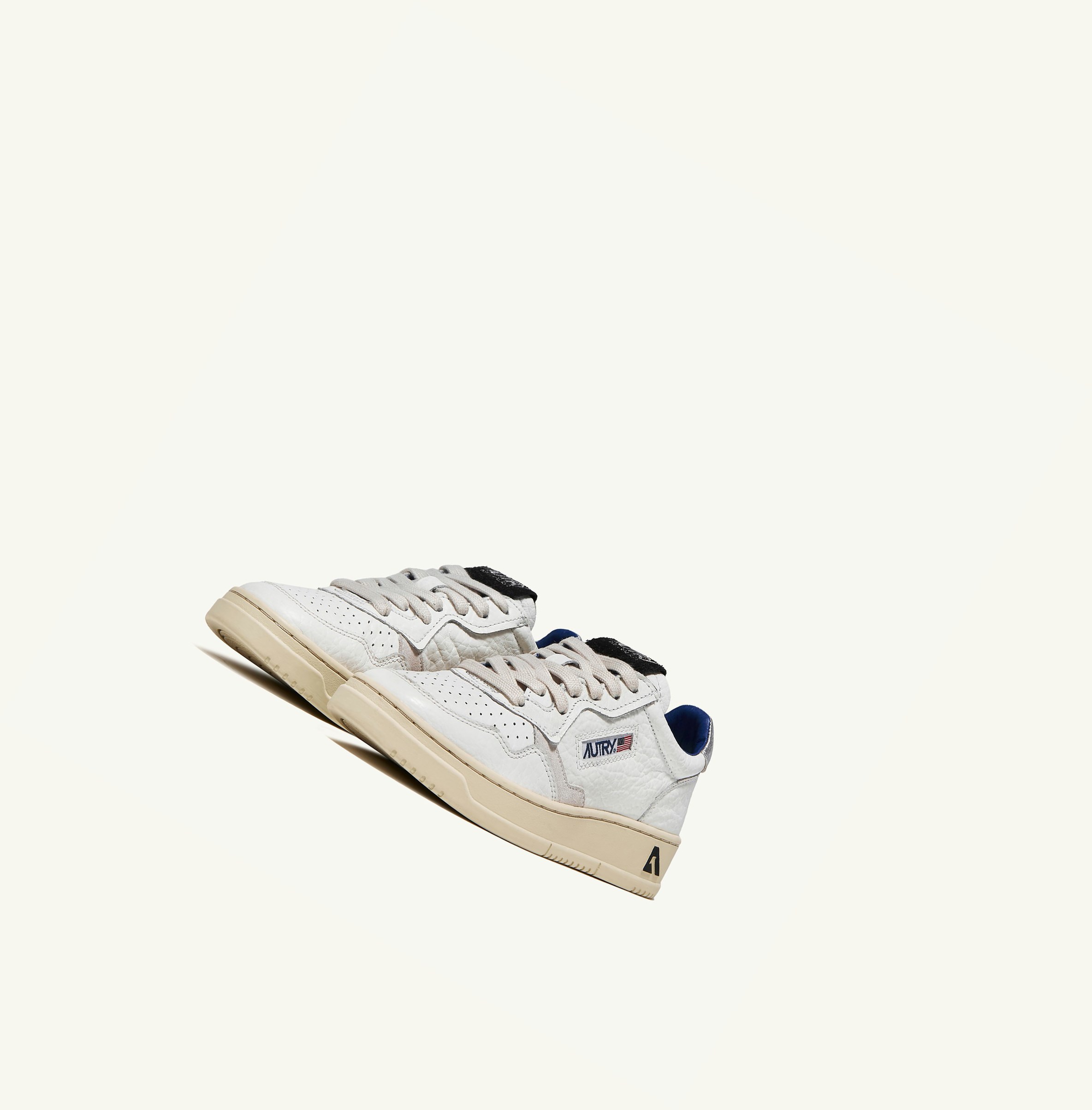 Women's Autry Medalist Low Trainers White | 109685GUR