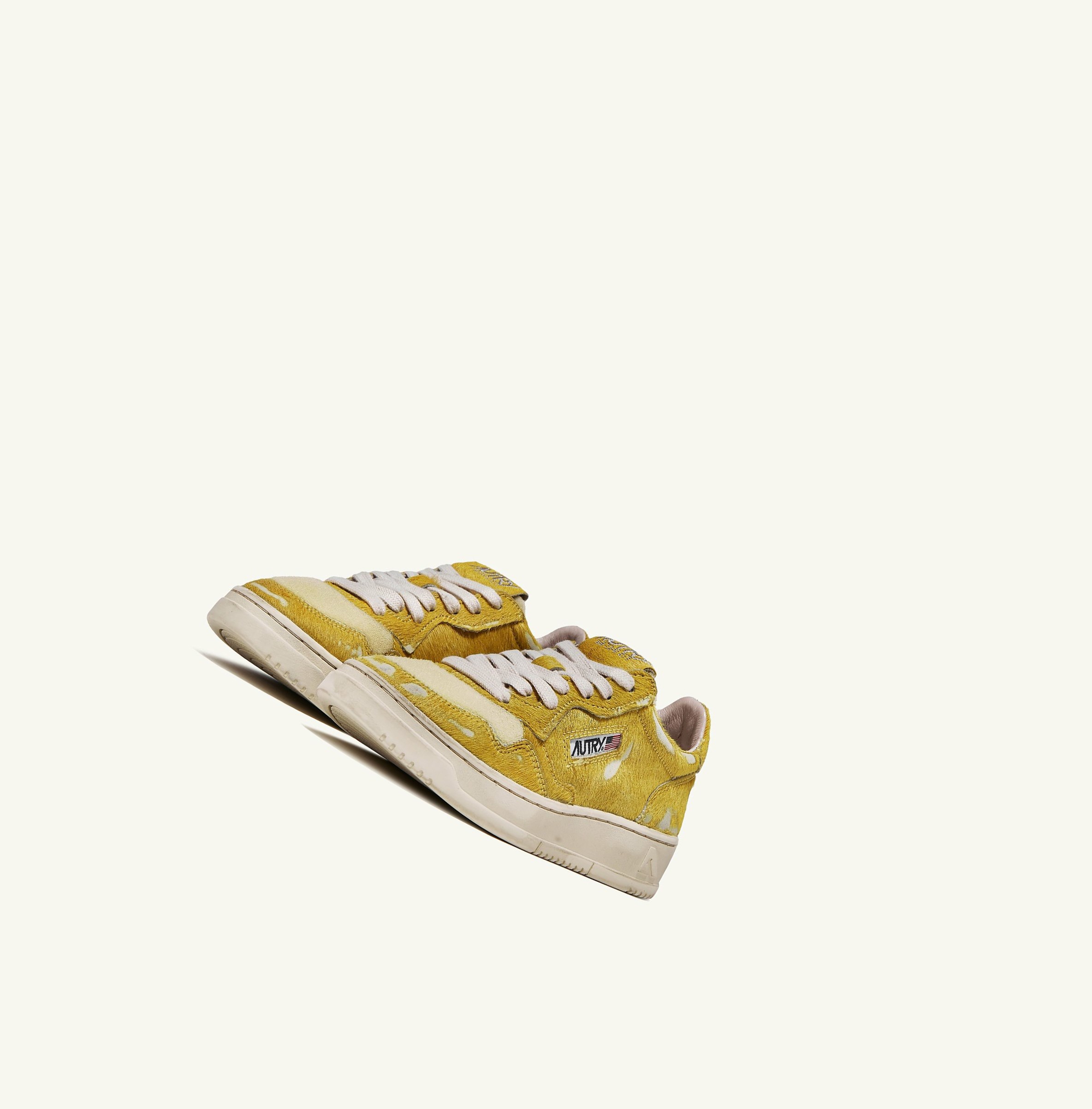 Women's Autry Medalist Low Trainers Yellow | 106358JKF